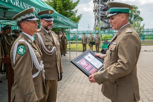 Komendanci NOSG wręczają pamiątkowe tablo Komendantowi Placówki SG w Chłopiatynie