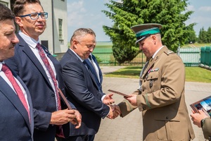 Komendant Placówki SG w Chłopiatynie wręcza zaproszonym gościom pamiątkowe ryngrafy