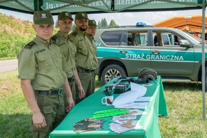 Funkcjonariusze NOSG przy stoisku promocyjnym podczas pikniku rodzinnego w Chłopiatynie