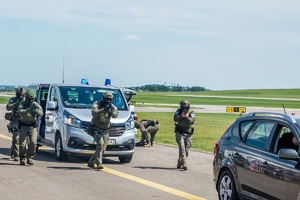 Funkcjonariusze Służby Celno-Skarbowej podczas pokazu