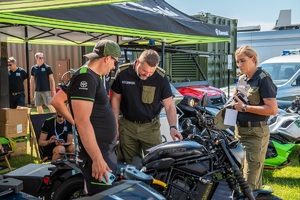 Zastępca Komendanta NOSG przy stoisku z motocyklami