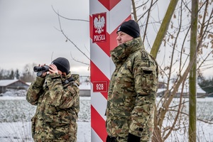 Funkcjonariusze SG podczas służby przy znaku granicznym