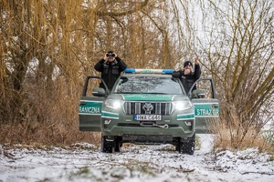 Funkcjonariusze SG podczas służby w ochronie granicy państwowej przy wykorzystaniu pojazdu terenowego
