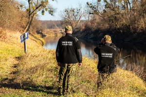 Funkcjonariusze SG podczas służby w ochronie granicy państwowej podczas obserwacji rzeki granicznej