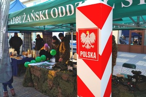 Stoisko promocyjne Nadbużańskiego Oddziału DG podczas 33. finału WOŚP przy którym są obecni funkcjonariusze oraz odwiedzający nas goście.
