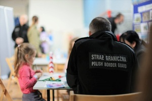 Stoisko promocyjne Nadbużańskiego Oddziału DG podczas 33. finału WOŚP przy którym są obecni funkcjonariusze oraz odwiedzający nas goście.