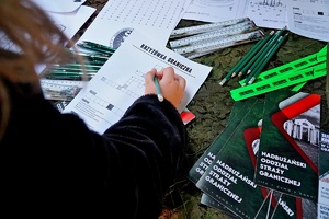 Stoisko promocyjne Nadbużańskiego Oddziału DG podczas 33. finału WOŚP przy którym są obecni funkcjonariusze oraz odwiedzający nas goście.
