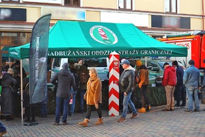 Stoisko promocyjne Nadbużańskiego Oddziału DG podczas 33. finału WOŚP przy którym są obecni funkcjonariusze oraz odwiedzający nas goście.