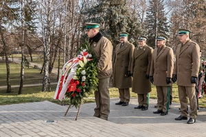 Funkcjonariusze Straży Granicznej składają wieniec pod pomnikiem "Akcji Burza"