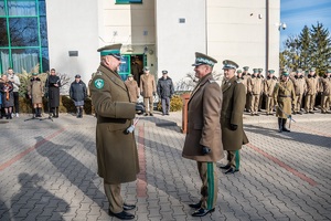 Wręczenie przez Komendanta NOSG pamiątkowej szabli dla Zastępcy Komendanta NOSG