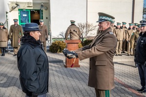 Wręczenie pamiątkowej szabli Pani Naczelnik z Wydziału Lotnictwa przez Komendanta NOSG