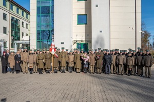 Wspólne zdjęcie Kierownictwa NOSG przed budynkiem oddziału