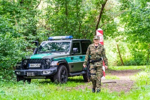 Funkcjonariuszka SG podczas realizacji zadań w ochronie granicy państwowej