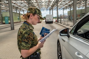 Funkcjonariuszka SG podczas realizacji zadań w ochronie granicy państwowej