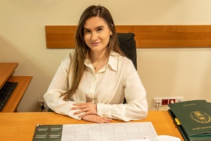 Urzędniczka podczas realizacji czynności administracyjnych