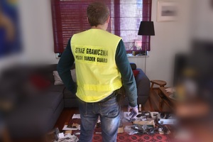 Funkcjonariusz SG zabezpiecza nielegalną broń oraz amunicję