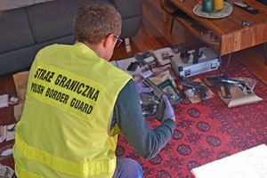 Funkcjonariusz SG zabezpiecza nielegalną broń oraz amunicję