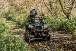 Funkcjonariusze Straży Granicznej podczas patrolu pojazdem typu ATV