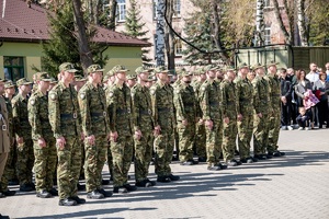Nowi funkcjonariusze Straży Granicznej podczas uroczystości ślubowania w komendzie Nadbużańskiego Oddziału SG