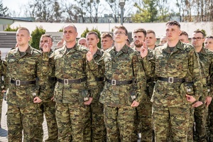 Nowi funkcjonariusze Straży Granicznej podczas uroczystości ślubowania w komendzie Nadbużańskiego Oddziału SG
