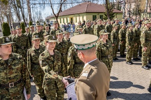 Nowi funkcjonariusze Straży Granicznej podczas uroczystości ślubowania w komendzie Nadbużańskiego Oddziału SG