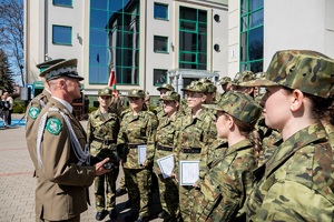 Nowi funkcjonariusze Straży Granicznej podczas uroczystości ślubowania w komendzie Nadbużańskiego Oddziału SG