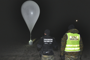 Funkcjonariusze NOSG zabezpieczają balon z nielegalnym towarem akcyzowym