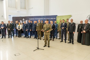 Komendant NOSG przemawia do uczestników spotkania wielkanocnego służb mundurowych województwa lubelskiego w sali KWP w Lublinie