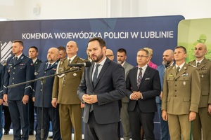 Wojewoda Lubelski przemawia do uczestników spotkania wielkanocnego służb mundurowych województwa lubelskiego w sali KWP w Lublinie
