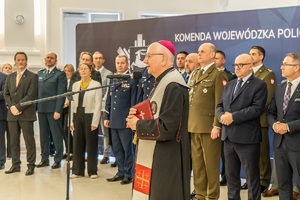 Metropolita Lubelski przemawia do uczestników spotkania wielkanocnego służb mundurowych województwa lubelskiego w sali KWP w Lublinie