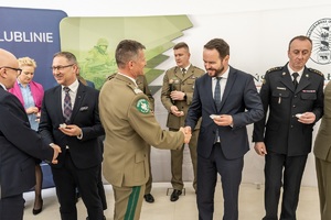 Uczestnicy spotkania wielkanocnego służb mundurowych województwa lubelskiego składają sobie świąteczne życzenia