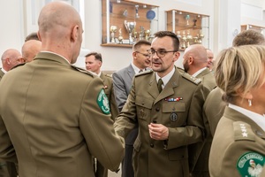 Uczestnicy spotkania wielkanocnego służb mundurowych województwa lubelskiego składają sobie świąteczne życzenia
