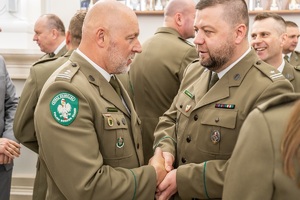 Uczestnicy spotkania wielkanocnego służb mundurowych województwa lubelskiego składają sobie świąteczne życzenia