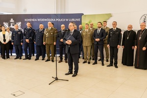 Wicemarszałek Województwa Lubelskiego przemawia do uczestników spotkania wielkanocnego służb mundurowych województwa lubelskiego w sali KWP w Lublinie