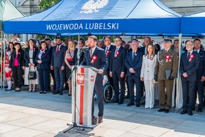 Wojewoda Lubelski przemawia do uczestników wojewódzkich obchodów 234. rocznicy uchwalenia Konstytucji 3 Maja w Lublinie