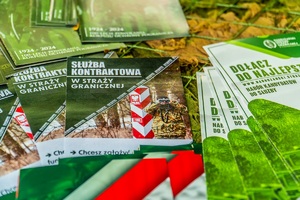 Broszury informacyjne znajdujące się na stoisku promocyjnym NOSG