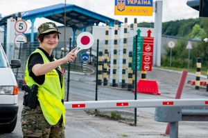 Funkcjonariusz NOSG podczas realizacji czynności służbowych związanych z ochroną granicy państwowej