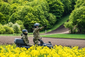 Funkcjonariusze NOSG podczas patrolu granicznego realizowanego pojazdem ATV