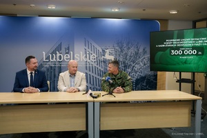 Władze Lubelskiego Urzędu Marszałkowskiego oraz Komendant Nadbużańskiego Oddziału SG podczas podpisania umowy dotacyjnej