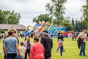 Widok spacerujących osób na tle dmuchańców