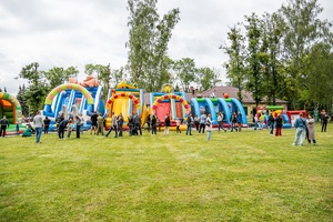 Widok spacerujących osób na tle dmuchańców