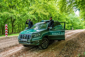 Funkcjonariusze SG podczas patrolu granicznego pojazdem terenowym