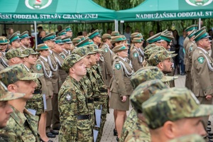 Funkcjonariusze Straży Granicznej podczas uroczystości ślubowania na terenie komendy Nadbużańskiego Oddziału SG w Chełmie
