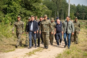 Minister z Wiceministrami MSWiA i Komendantem Głównym SG w drodze na konferencję prasową