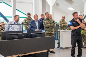 Minister MSWiA podczas wizytacji w Centrum Nadzoru w Komendzie Oddziału w Chełmie