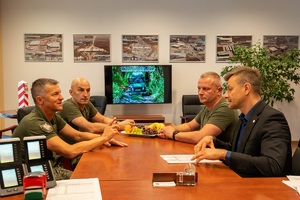 Spotkanie w Komendzie Oddziału, w którym uczestniczy Komendant NOSG i Szef Urzędu ds. Cudzoziemców