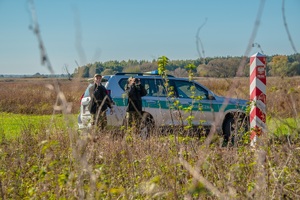 Patrol SG pełniący służbę samochodem terenowym podczas obserwacji terenu