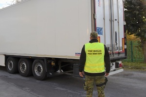 Naczepa ciężarówki podczas kontroli w drogowym przejściu granicznym w Koroszczynie