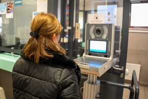 Podróżni odprawiani w nowym systemie odpraw granicznych EES na terenie drogowego przejścia granicznego w Hrebennem