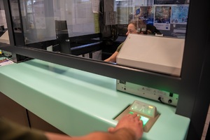 Podróżni odprawiani w nowym systemie odpraw granicznych EES na terenie drogowego przejścia granicznego w Hrebennem